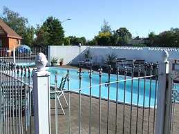 Ace High Motor Inn