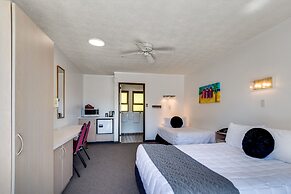 Ace High Motor Inn