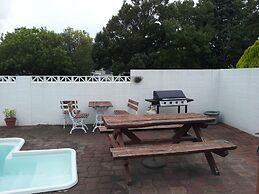 Ace High Motor Inn
