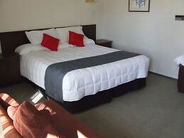 Ace High Motor Inn