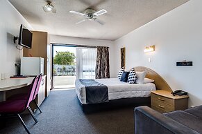 Ace High Motor Inn