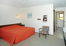 Ace High Motor Inn