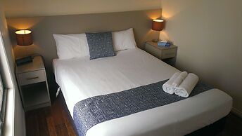 Oval Motel