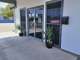 Oval Motel