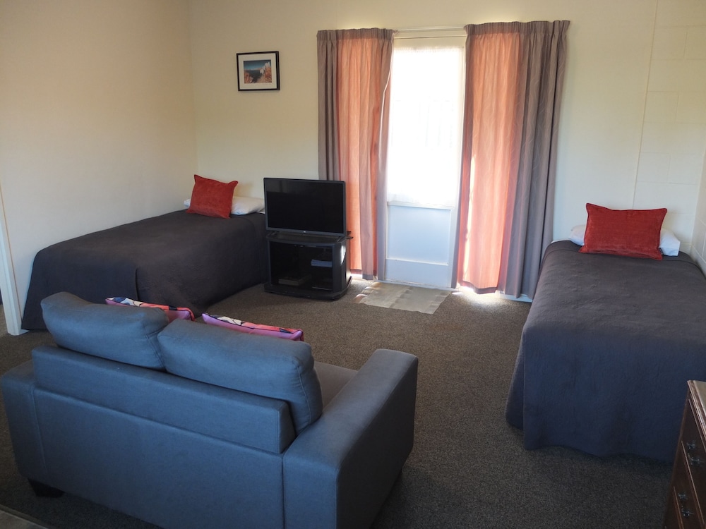 Colonial Court Motel
