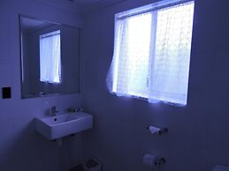 Acacia Snowy Motel