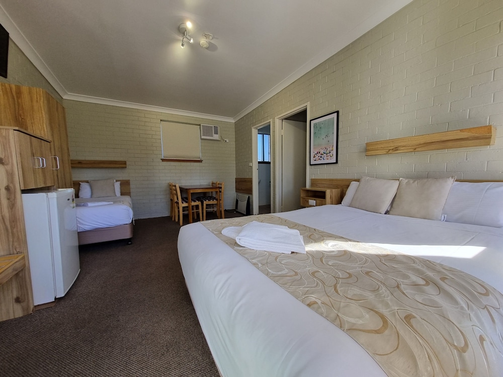 Moon River Motor Inn