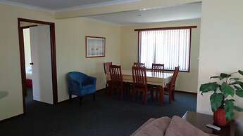Moon River Motor Inn
