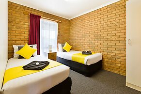Statesman Motor Inn