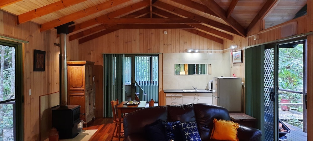 Treetops Accommodation Montville