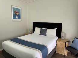 Highway Motor Inn