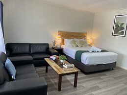 Highway Motor Inn