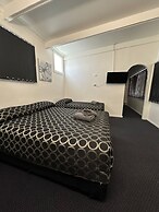 Twin Swans Motel