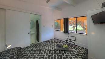Twin Swans Motel