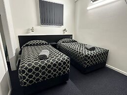 Twin Swans Motel