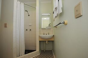 Shoredrive Motel