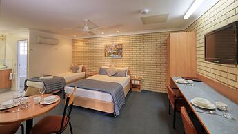 Riverland Motor Inn & River's Restaurant
