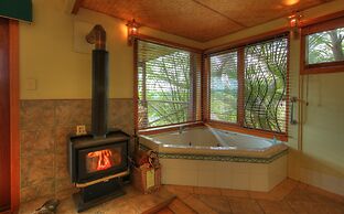 Maleny Tropical Retreat Balinese B&B