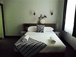 Burkes Hotel Motel