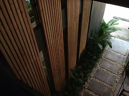 5ive Beach House Hotel