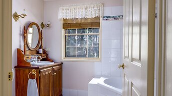 Honeysuckle Cottages Stanthorpe