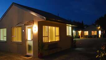 Almond Court Motel