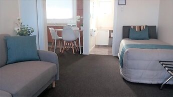 Almond Court Motel