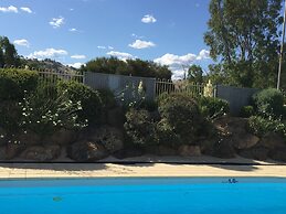 Tuckerbox Motor Inn