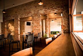 Queens Arms Hotel