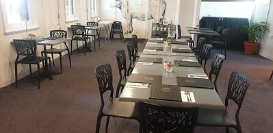 Queens Arms Hotel