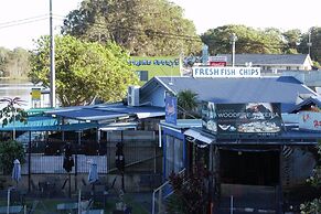 Hibiscus Lakeside Motel