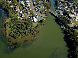 Hibiscus Lakeside Motel
