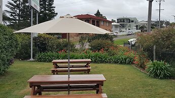 Hibiscus Lakeside Motel