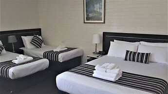 Hibiscus Lakeside Motel