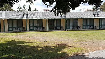 Hibiscus Lakeside Motel
