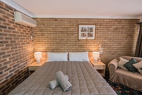 Settlers Motor Inn