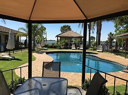 Capricorn Motor Inn