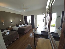 The Colonial Rose Motel