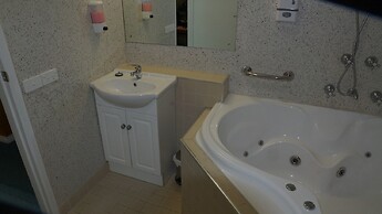Golden Leaf Motor Inn