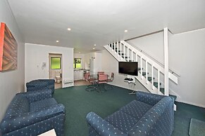 Camellia Court Motel