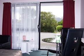 Camellia Court Motel