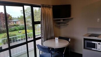Lakeside Motel & Apartments