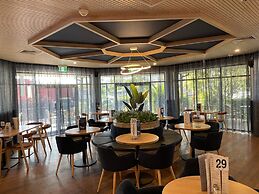 Meadowbrook Hotel