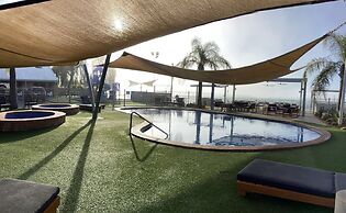 Lake Edge Resort