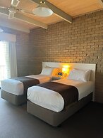 Lake Edge Resort