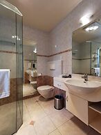 Cornwall Park Motor Inn