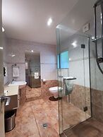 Cornwall Park Motor Inn