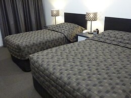 Golden Chain Tower Motor Inn