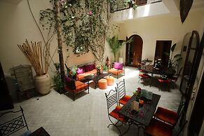 Riad White Flowers