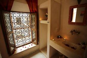 Riad White Flowers